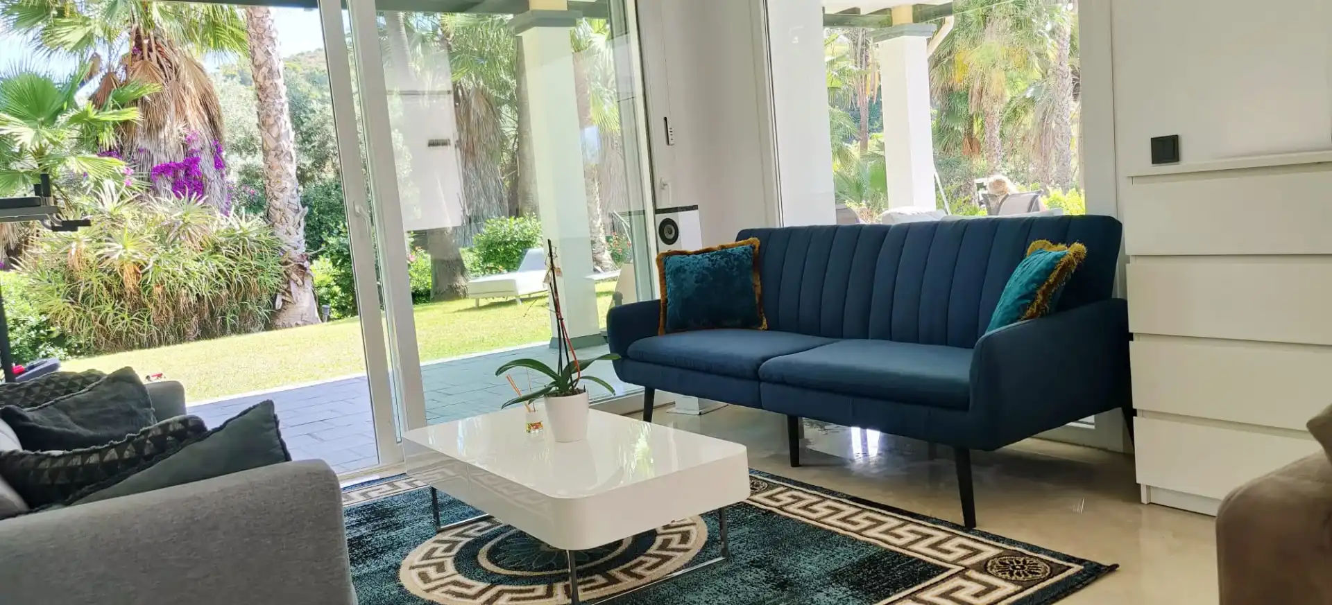 Sala de estar de Planta baja de alquiler en Benahavís con Aire acondicionado, Jardín privado y Terraza