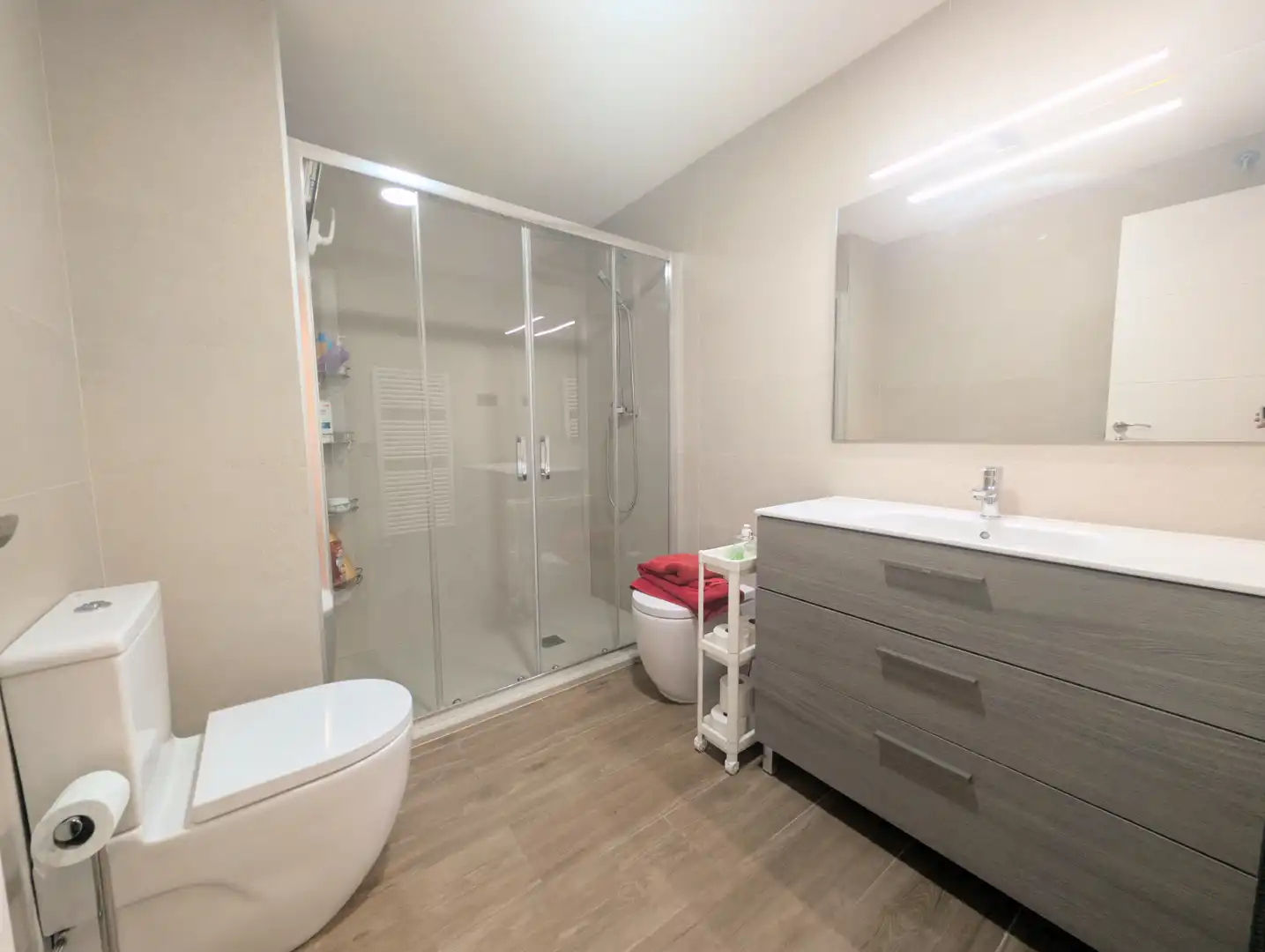 Badezimmer von Einfamilien-Reihenhaus zum Verkauf in Terrassa mit Klimaanlage, Heizung und Terrasse