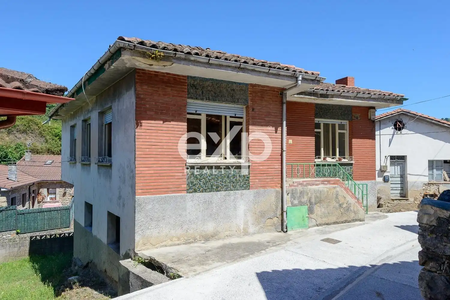 Vista exterior de Casa o xalet en venda en Lena amb Traster i Moblat
