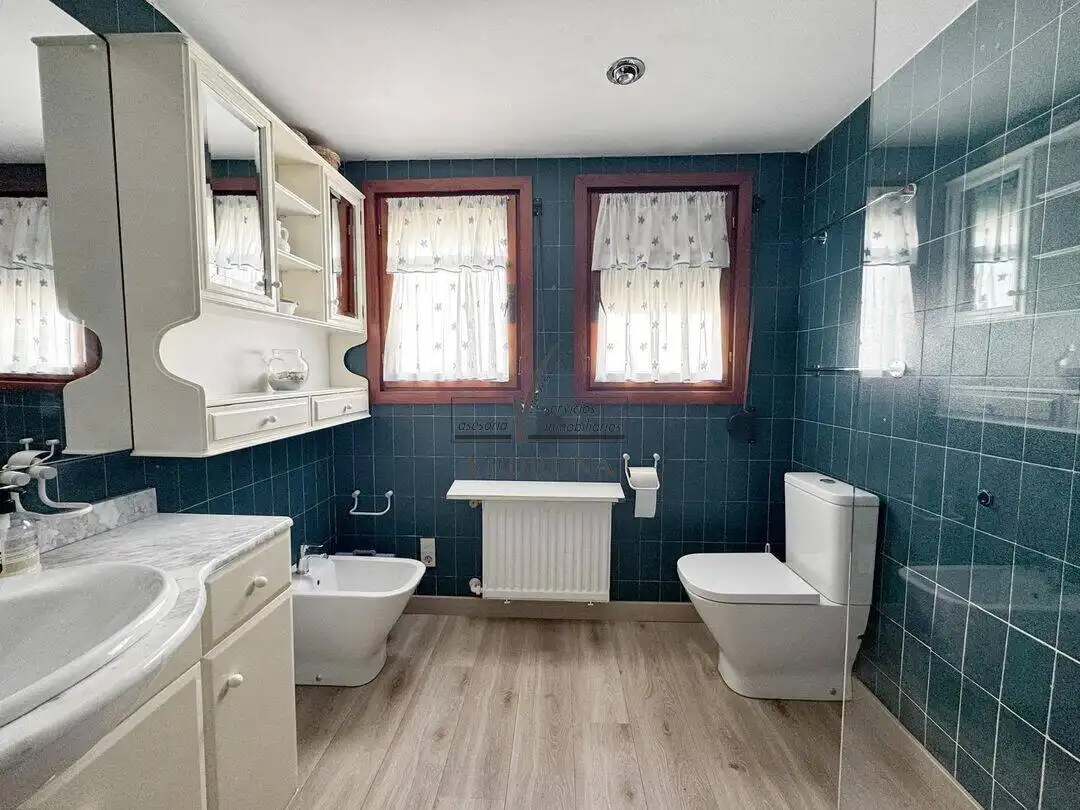 Baño de Casa adosada en venta en Zaragoza con Aire acondicionado, Calefacción y Jardín privado