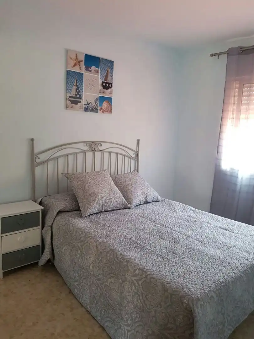 Dormitori de Casa adosada en venda en Algeciras amb Jardí privat, Traster i Moblat
