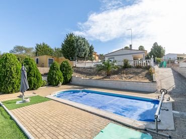 Detached house with pool for sale in Barajas de Melo