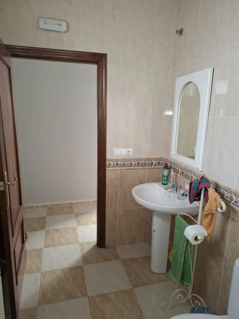 Badezimmer von Büro zur Miete in Castuera