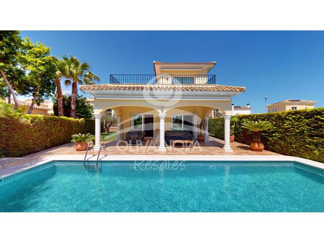 Casa-chalet en Venta en Avenida Gaudi en Oliva Nova