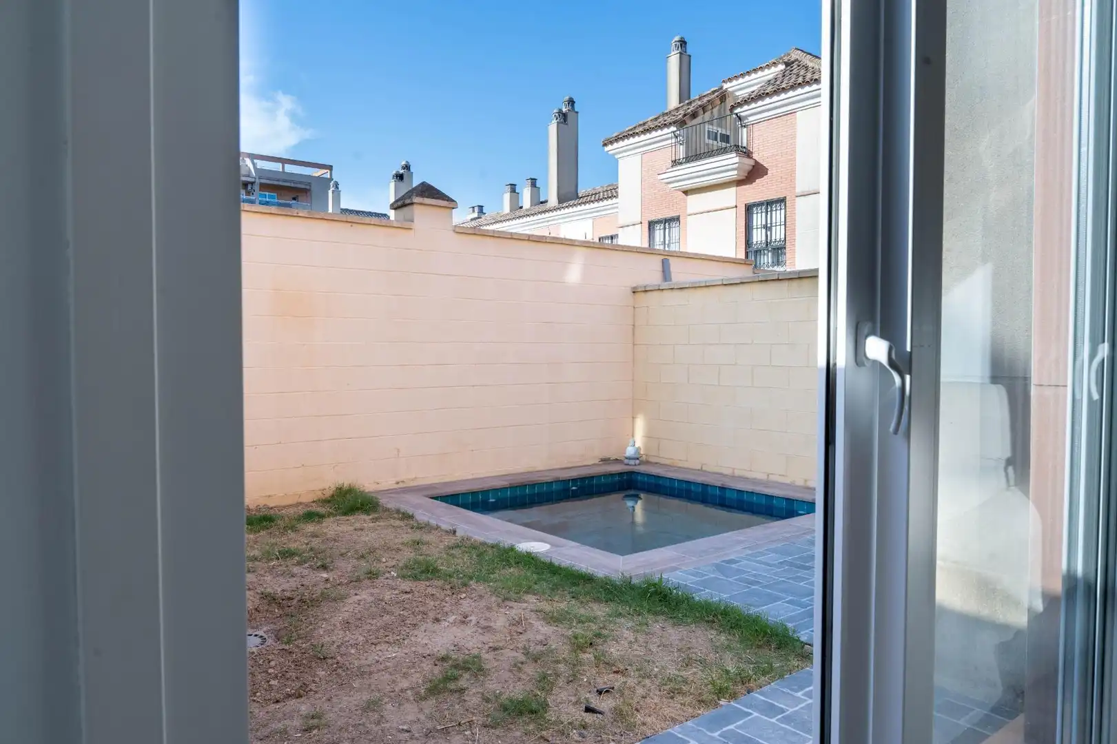 Piscina de Casa adosada en venda en San Juan de Aznalfarache amb Aire condicionat, Jardí privat i Terrassa