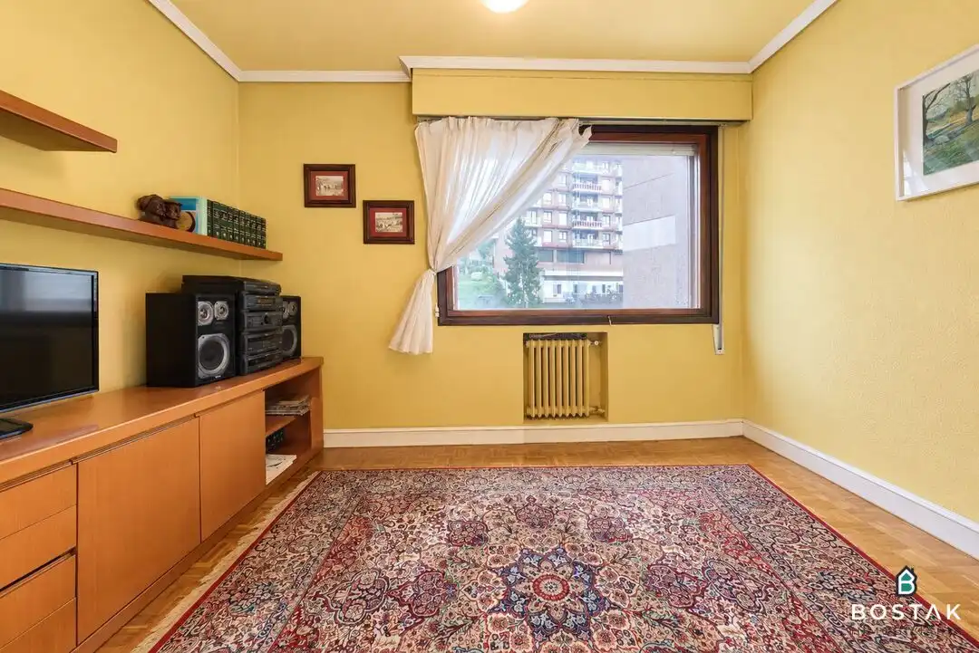 Sala d'estar de Pis en venda en Bilbao  amb Calefacció, Jardí privat i Traster
