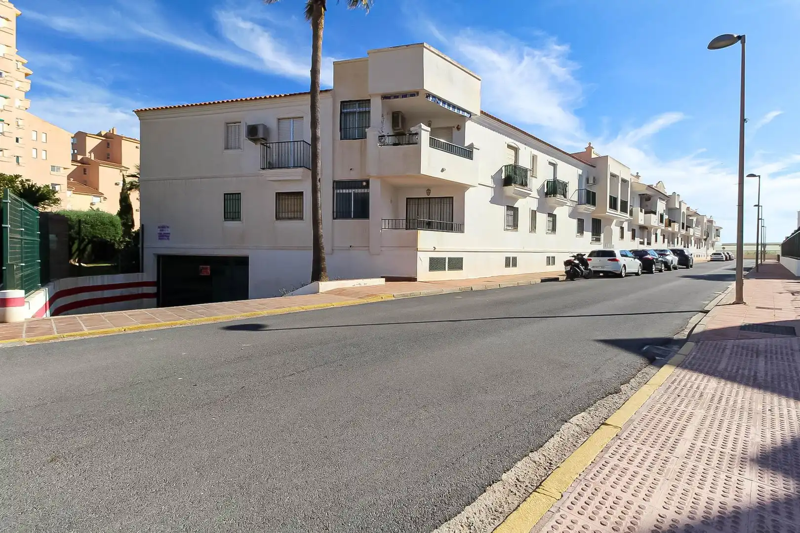 Vista exterior de Pis en venda en Motril amb Terrassa i Piscina comunitària