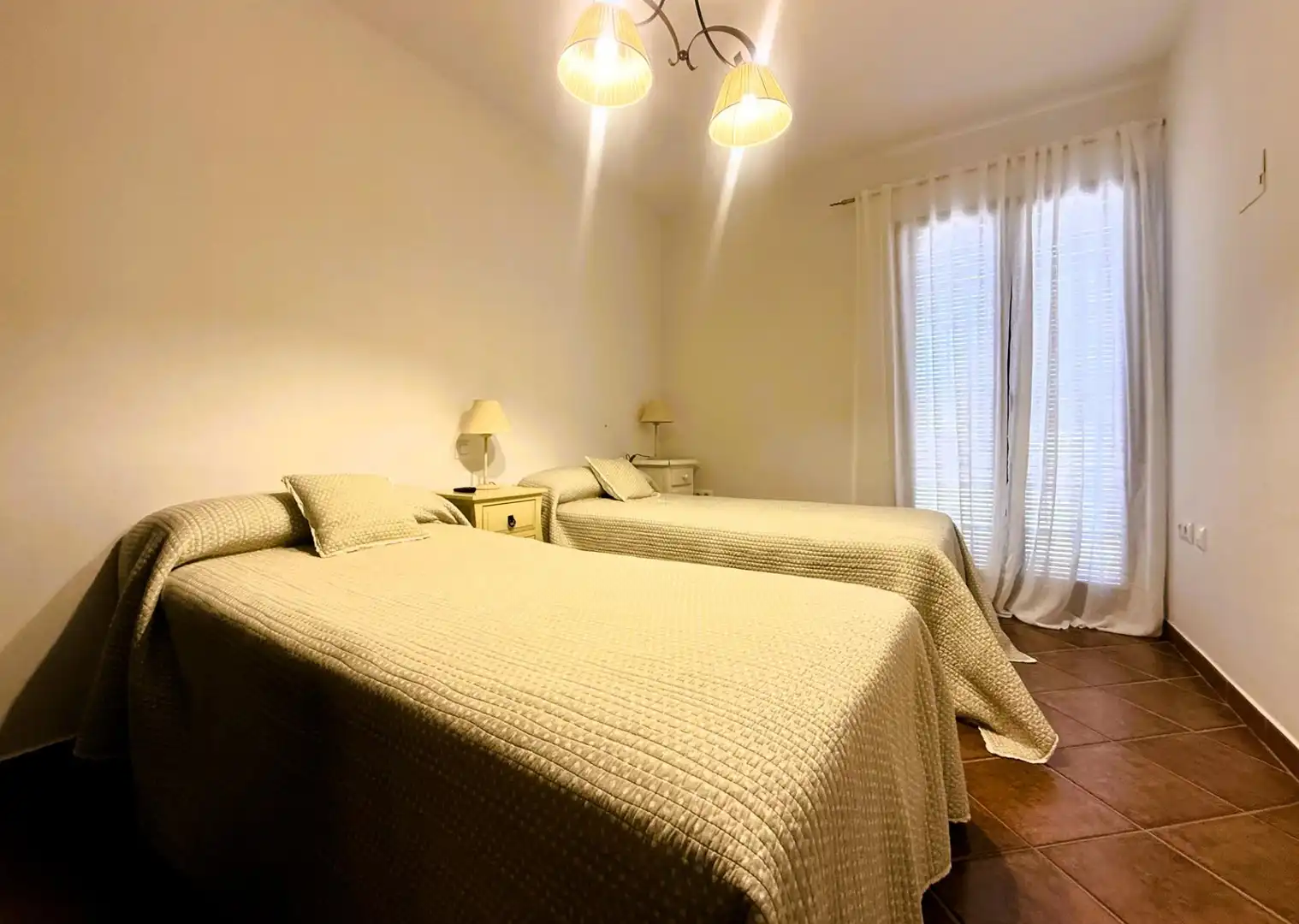 Dormitori de Casa o xalet en venda en La Rinconada amb Aire condicionat, Jardí privat i Piscina