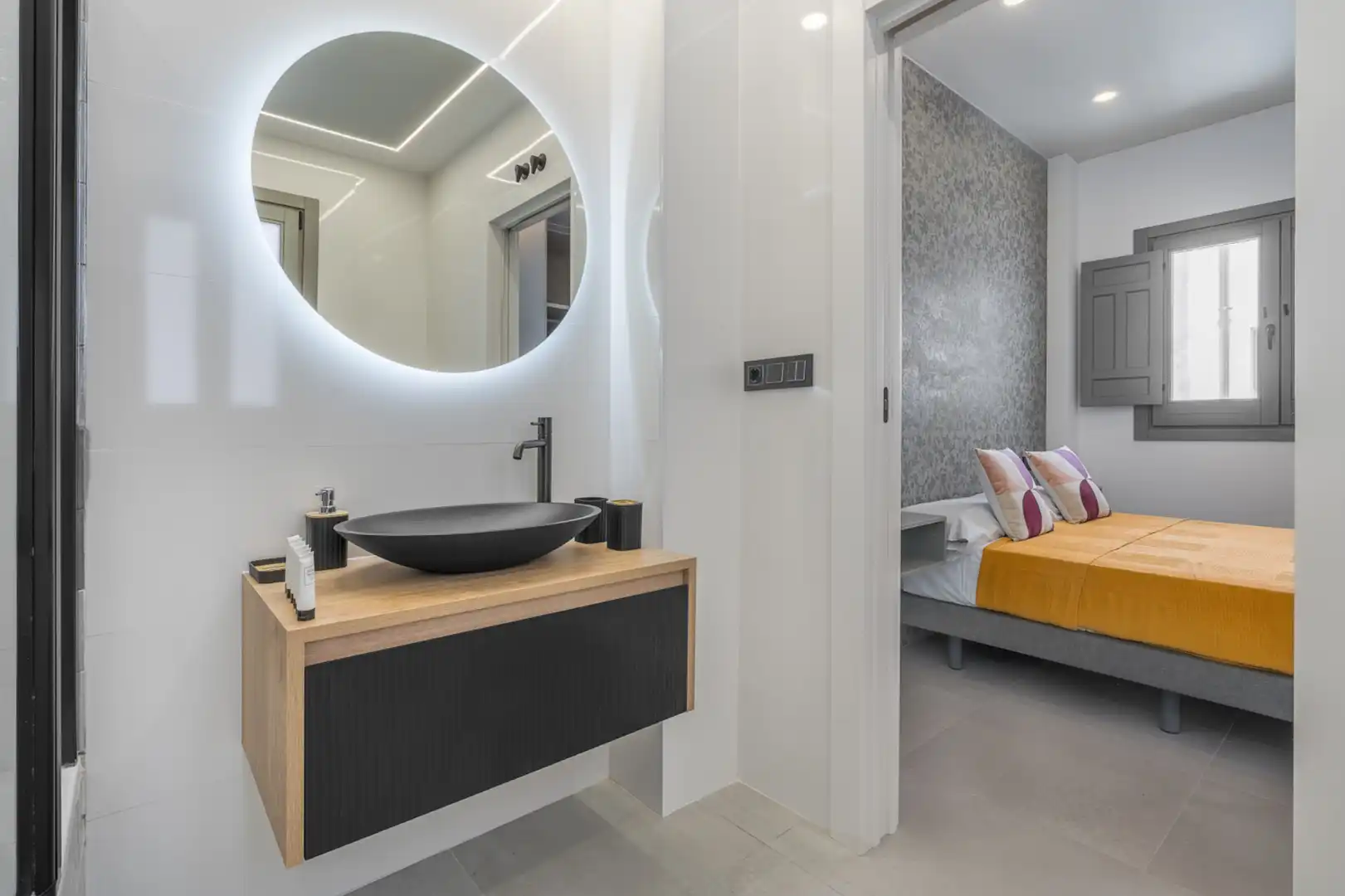 Bathroom of Flat for rent in Granada  with Air Conditioner, Heating and Furnished