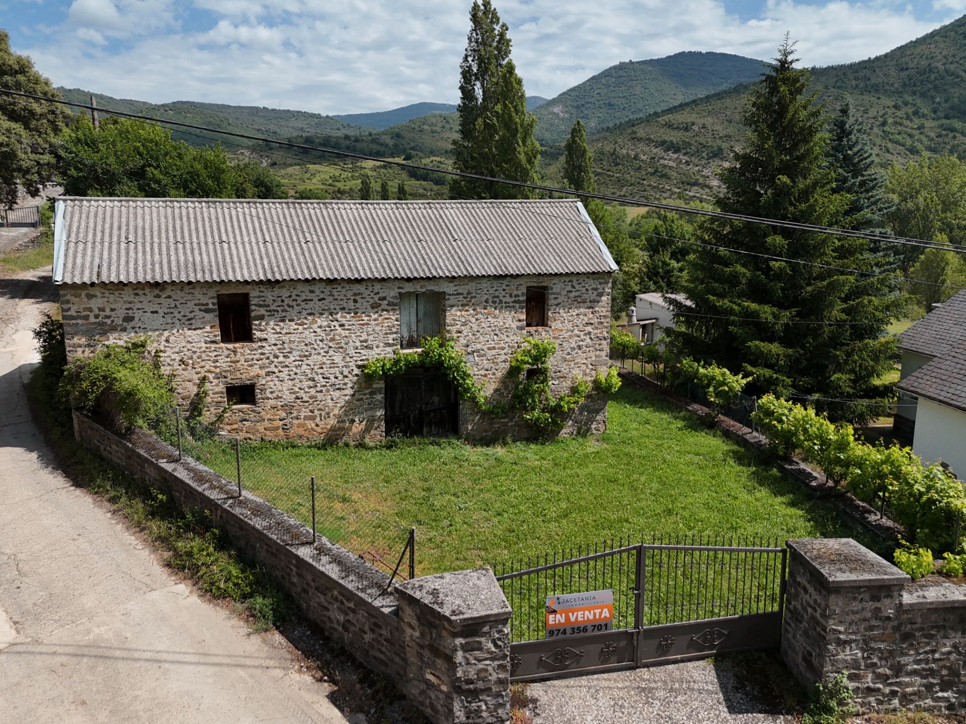 Vista exterior de Casa o xalet en venda en Valle de Hecho amb Jardí privat i Traster