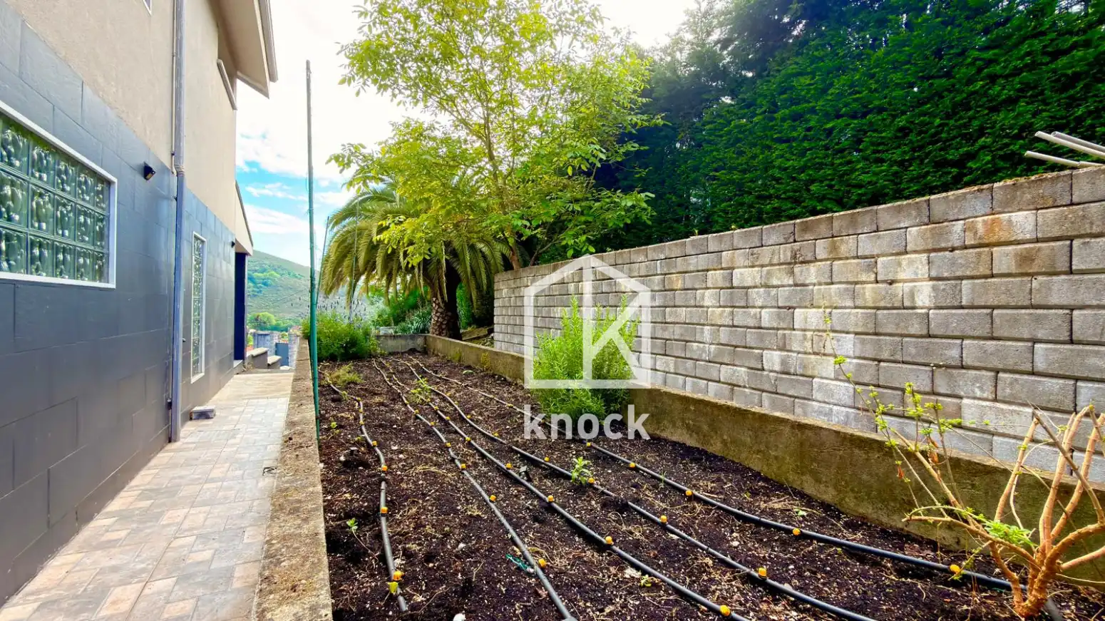 Vista exterior de Casa o xalet en venda en Oviedo  amb Calefacció, Parquet i Terrassa