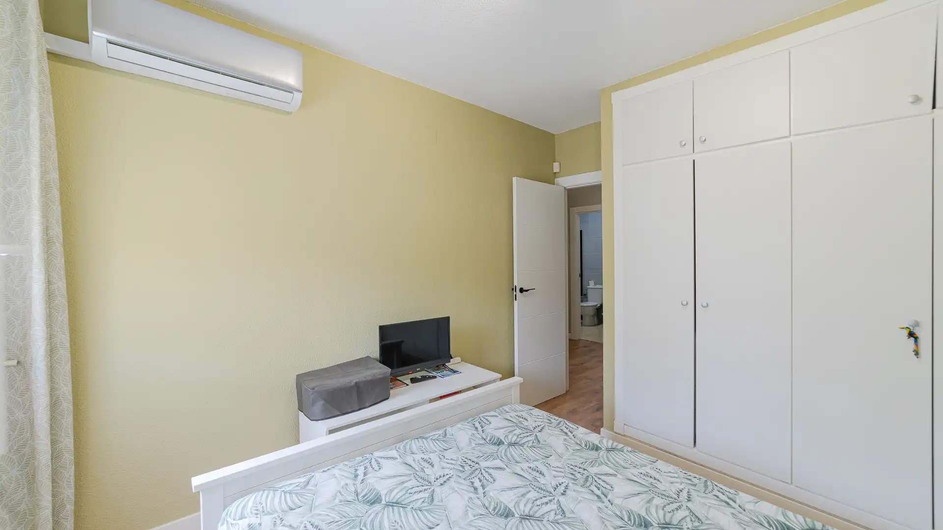 Dormitori de Casa o xalet en venda en San Miguel de Salinas amb Aire condicionat, Jardí privat i Terrassa