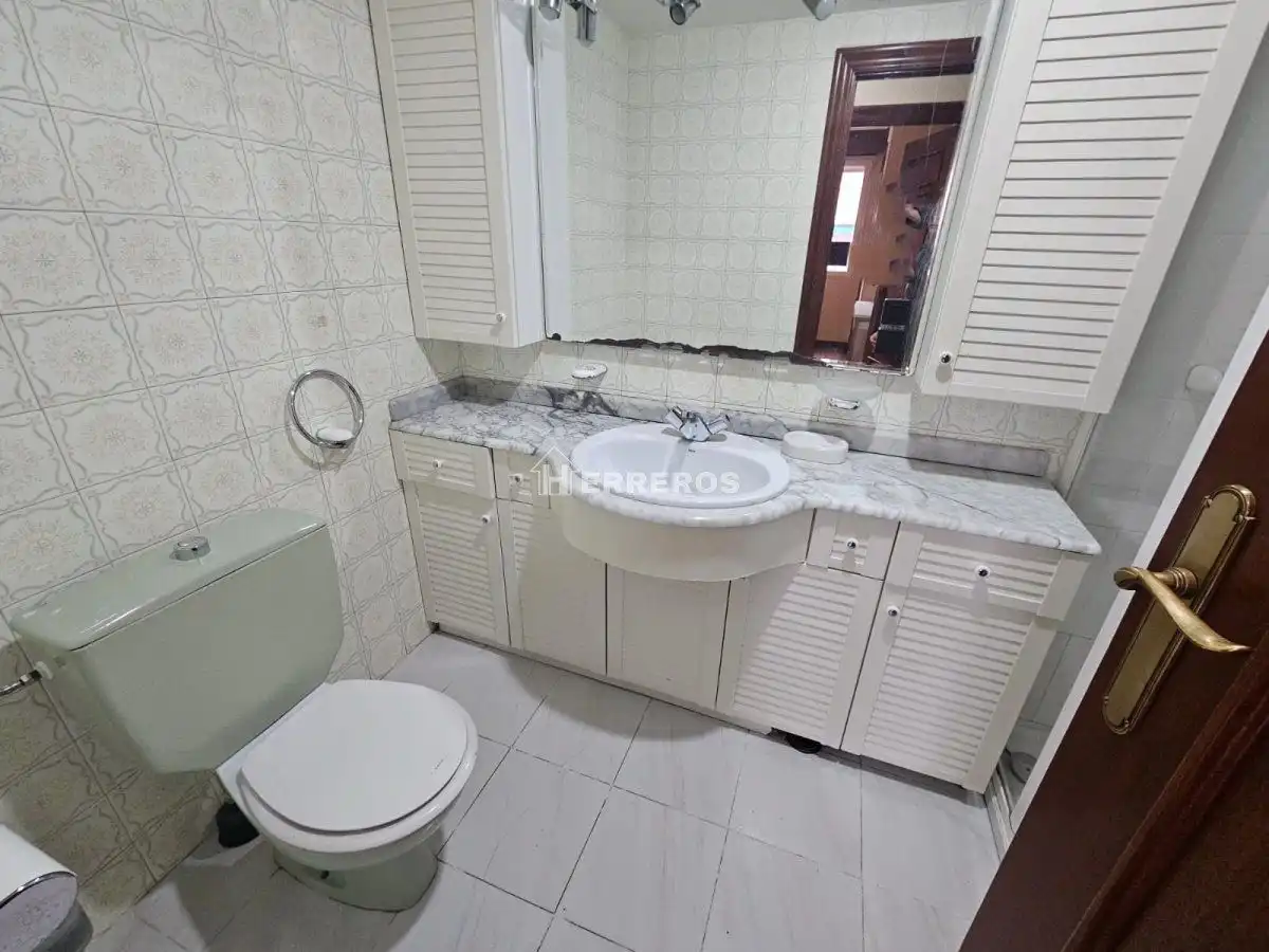 Bany de Pis en venda en  Logroño amb Calefacció, Parquet i Terrassa