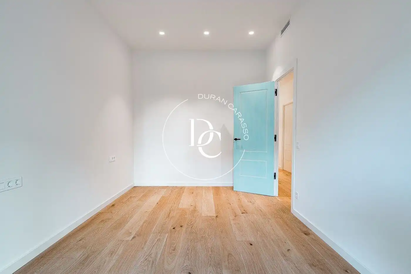 Wohnung zum Verkauf in Barcelona mit Klimaanlage, Heizung und Terrasse