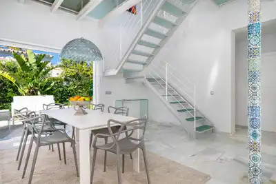 Menjador de Casa o xalet en venda en Marbella amb Aire condicionat, Calefacció i Jardí privat