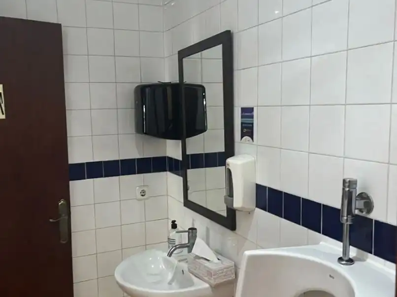 Badezimmer von Geschaftsraum zur Miete in Calvià mit Klimaanlage, Parkett und Terrasse