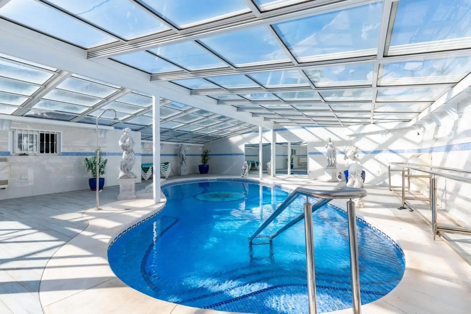Chalet con terraza en venta en Sanlúcar la Mayor, imagen 2