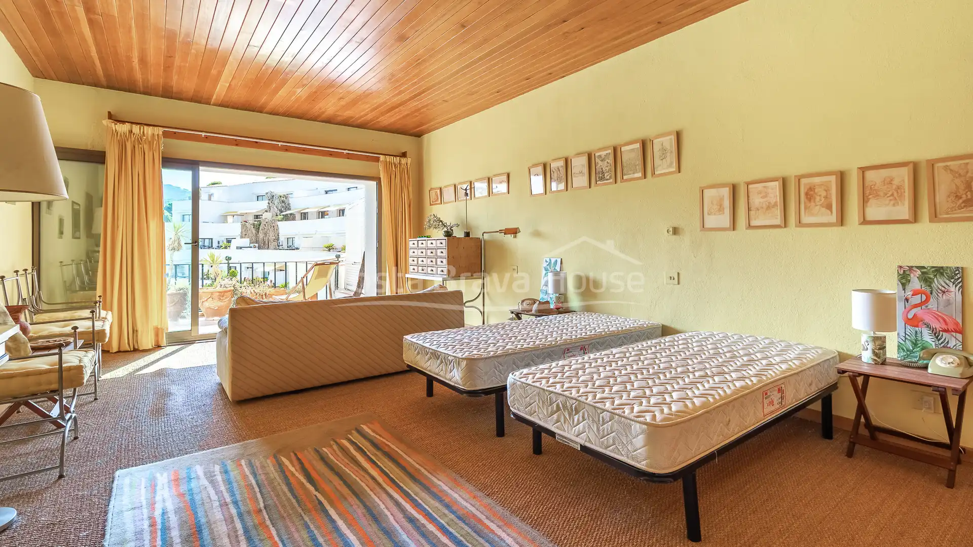 Wohnzimmer von Wohnungen zum Verkauf in Begur mit Terrasse, Schwimmbad und Ofen