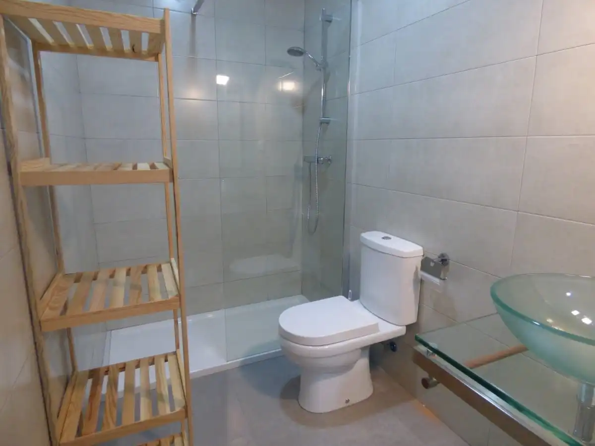 Baño de Piso en venta en Almería con Calefacción, Terraza y Amueblado