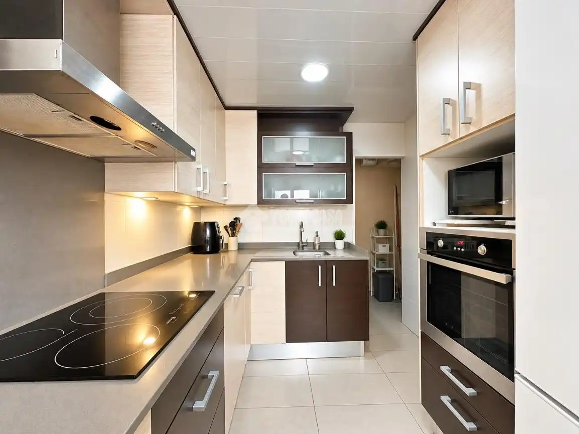Cocina de Piso en venta en L'Hospitalet de Llobregat con Aire acondicionado y Terraza