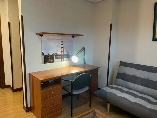 Schlafzimmer von Wohnungen zur Miete in Oviedo  mit Heizung, Parkett und Möbliert