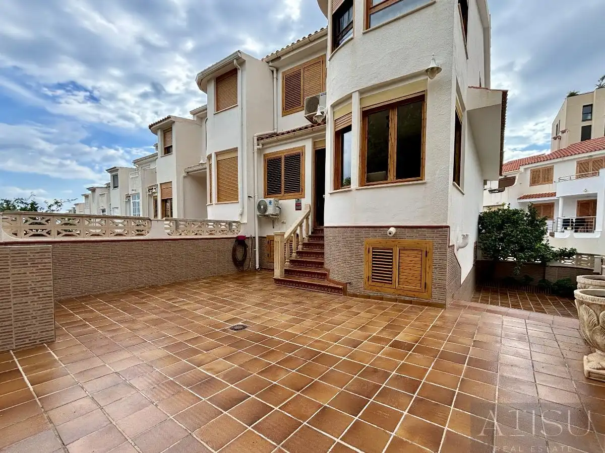 Außenansicht von Einfamilien-Reihenhaus zur Miete in El Campello mit Klimaanlage, Heizung und Abstellraum