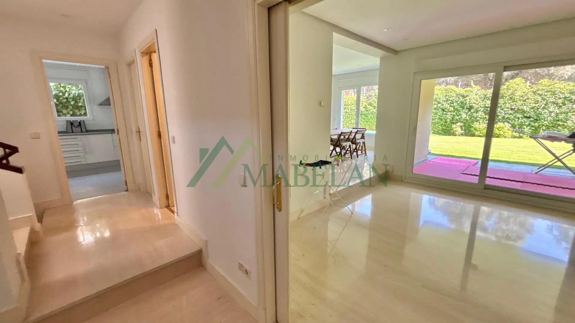 Einfamilien-Reihenhaus zur Miete in Madrid mit Klimaanlage, Privatgarten und Terrasse