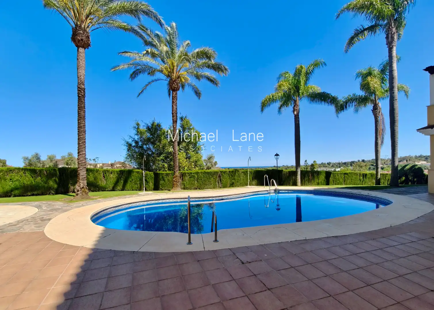 Schwimmbecken von Wohnung zum Verkauf in Sotogrande mit Klimaanlage, Privatgarten und Terrasse