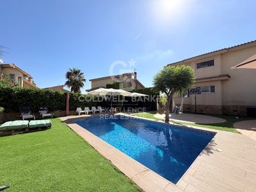 Chalet con piscina en venta en Calle Goya-La Loma