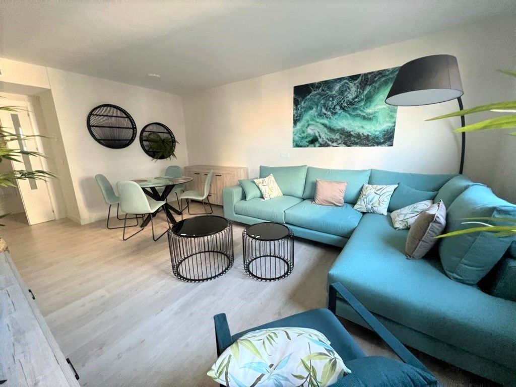 Sala d'estar de Pis de lloguer en Estepona amb Aire condicionat, Calefacció i Terrassa