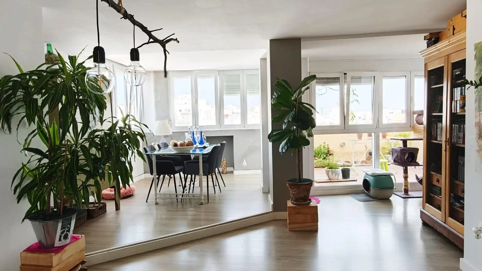 Wohnzimmer von Dachboden zum Verkauf in San Fernando mit Klimaanlage und Terrasse