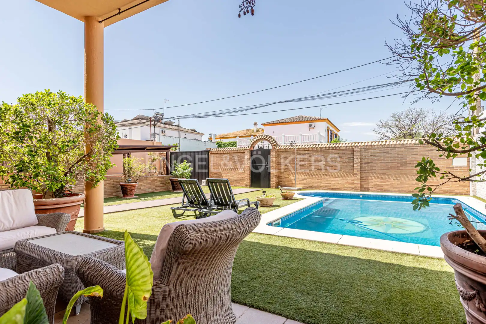 Vista exterior de Casa o xalet en venda en Utrera amb Aire condicionat, Calefacció i Jardí privat