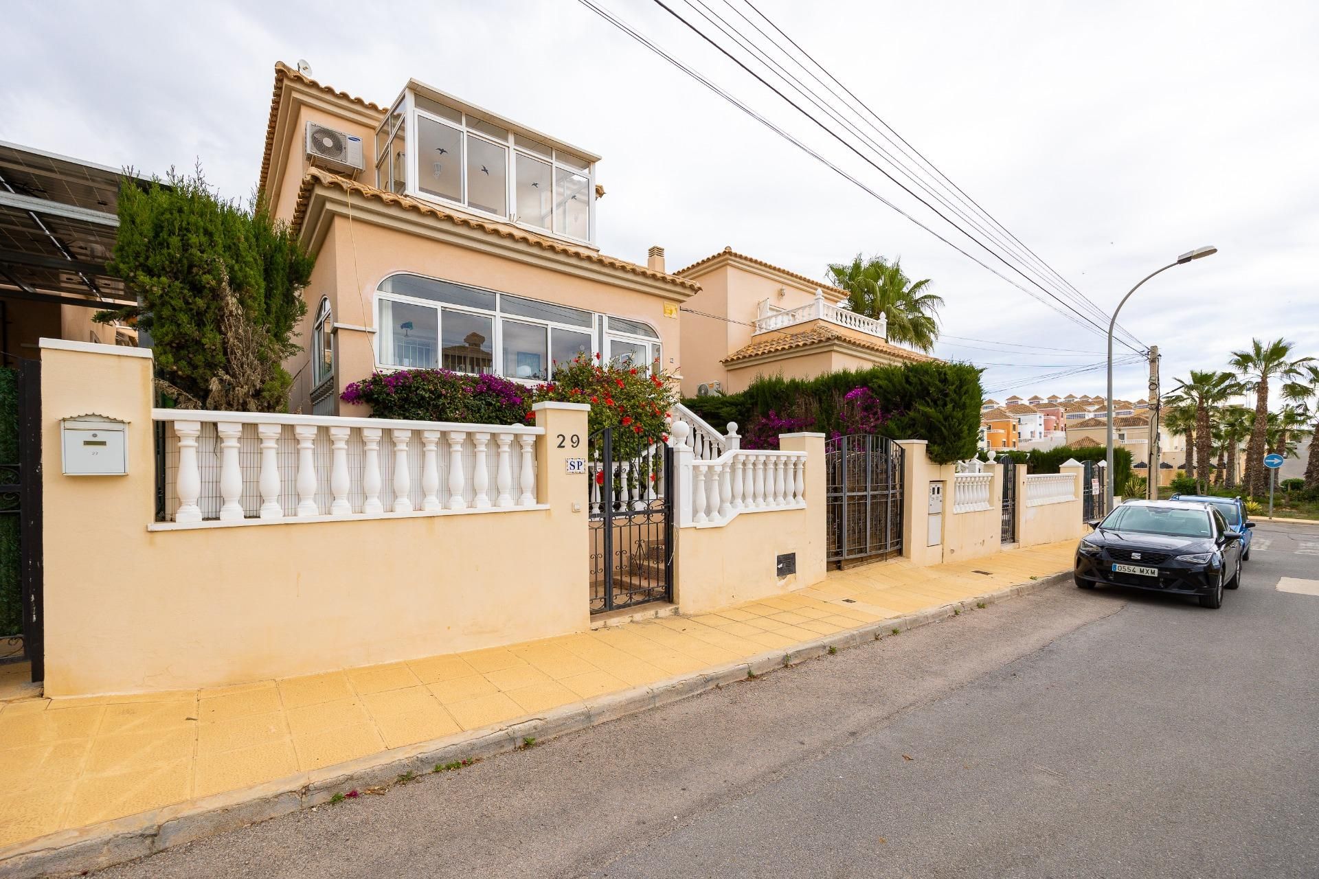 Vista exterior de Casa o xalet en venda en San Miguel de Salinas amb Aire condicionat, Jardí privat i Terrassa