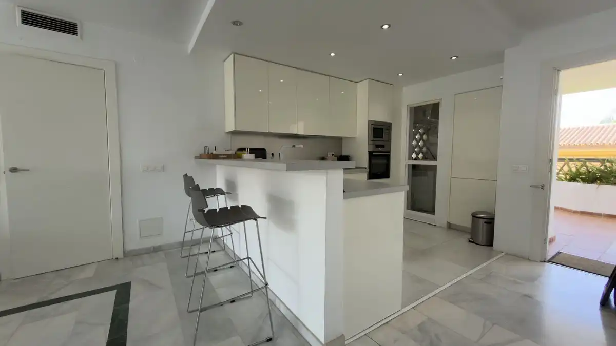 Apartamento con ascensor en venta en Nueva Andalucía, imagen 3