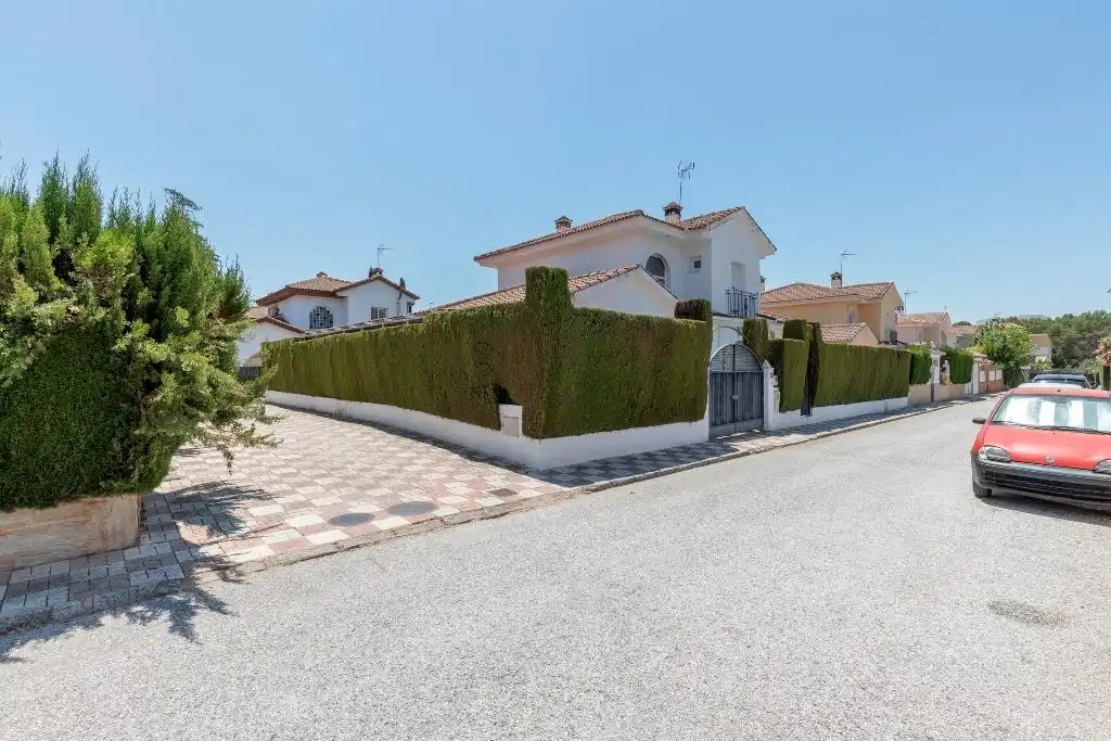 Vista exterior de Casa o xalet en venda en Albolote amb Aire condicionat, Balcó i Piscina comunitària
