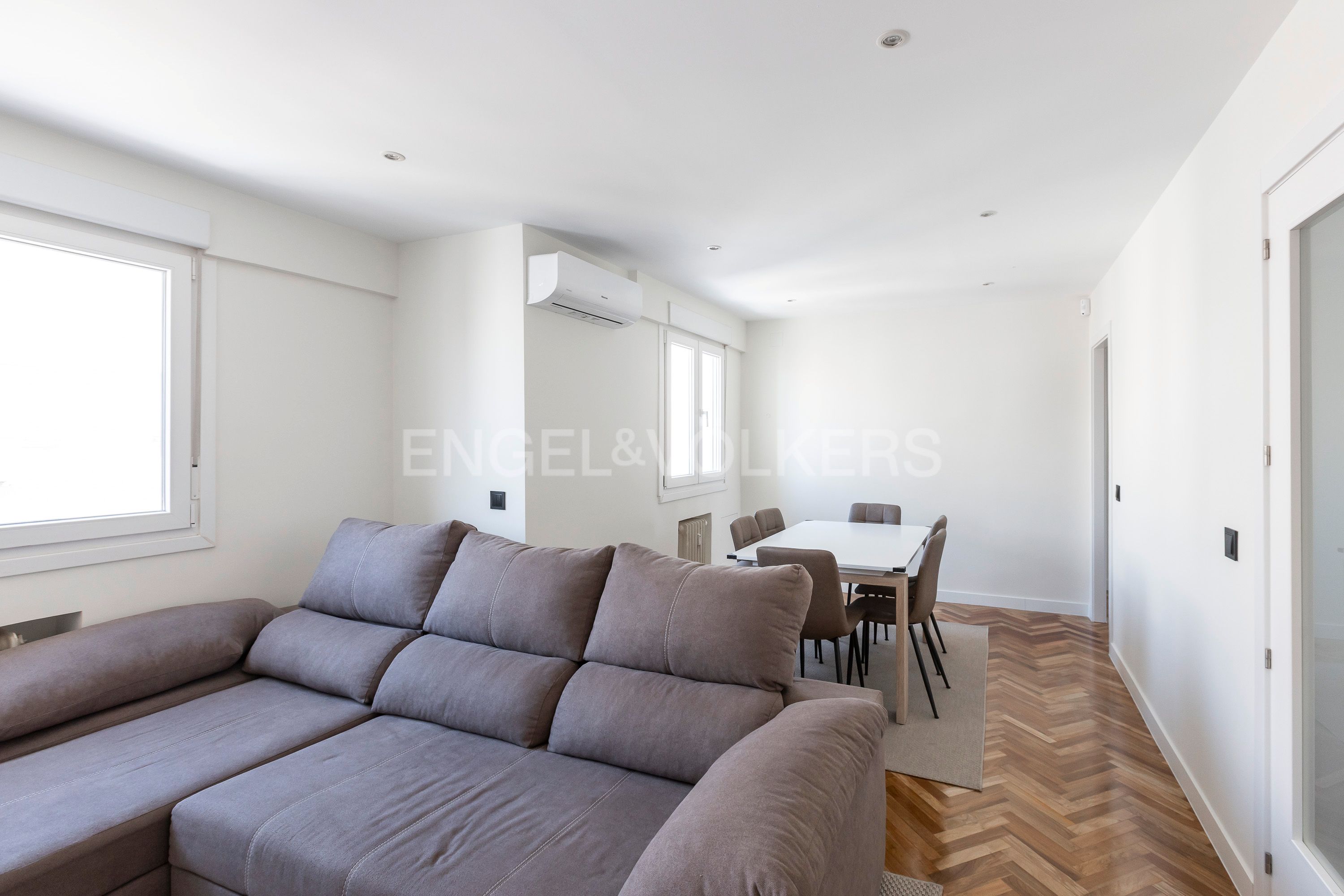 Sala d'estar de Apartament de lloguer en  Madrid Capital amb Aire condicionat, Calefacció i Moblat