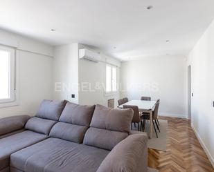 Sala d'estar de Apartament de lloguer en  Madrid Capital amb Aire condicionat, Calefacció i Moblat