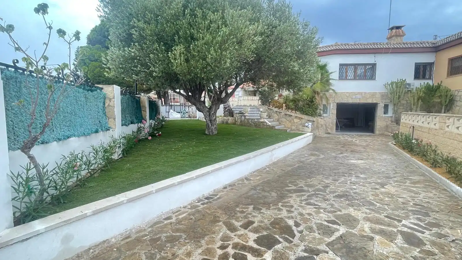 Vista exterior de Casa o xalet de lloguer en El Campello amb Aire condicionat, Calefacció i Jardí privat