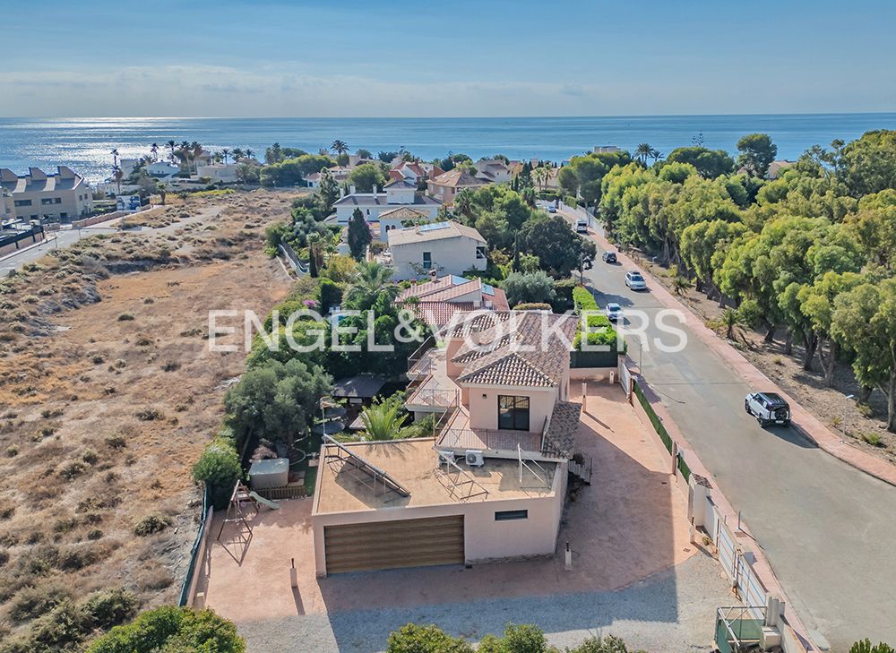 Vista exterior de Casa o xalet en venda en El Campello amb Aire condicionat, Calefacció i Jardí privat