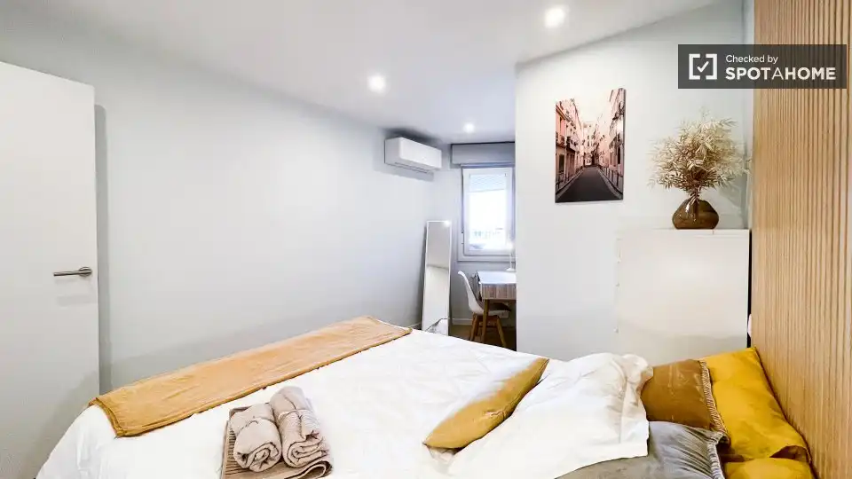 Bedroom of Flat for rent in Madrid  with Air Conditioner, Heating and Furnished