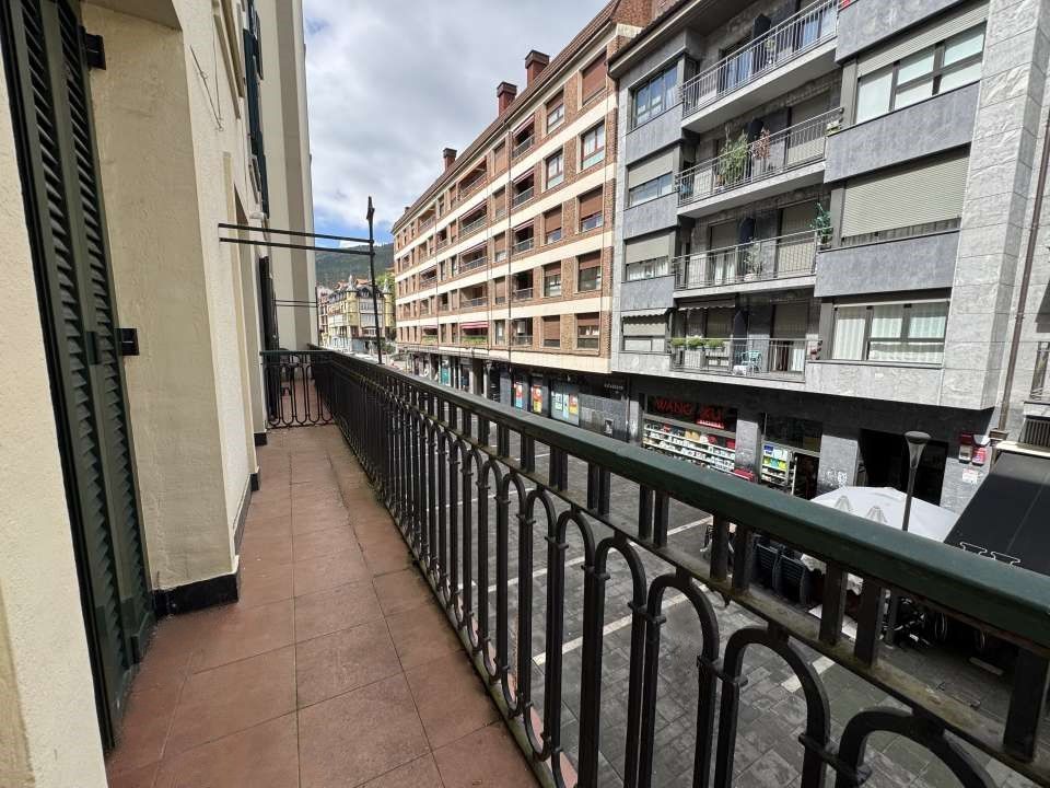 Vista exterior de Pis en venda en Legazpi amb Calefacció i Balcó