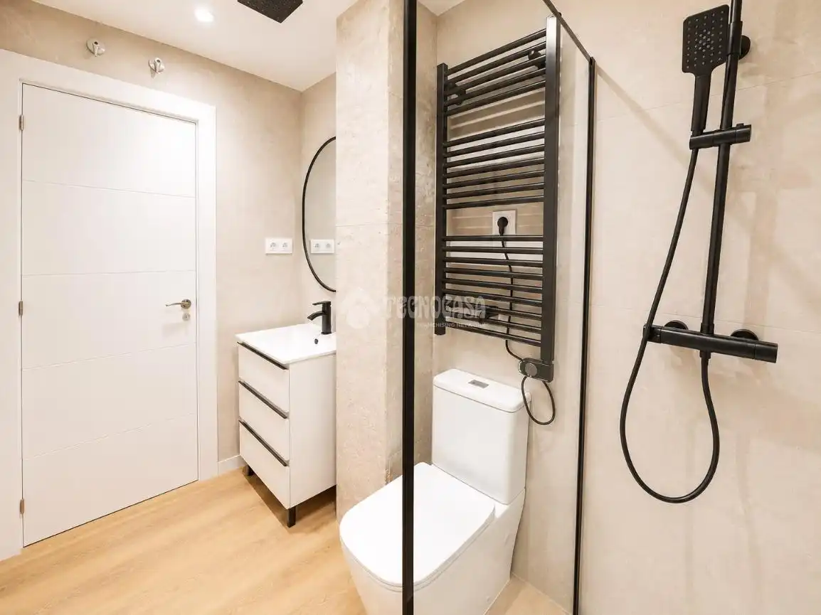 Bathroom of Flat for sale in Madrid  with Heating