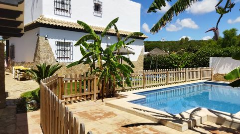 campo con piscina
