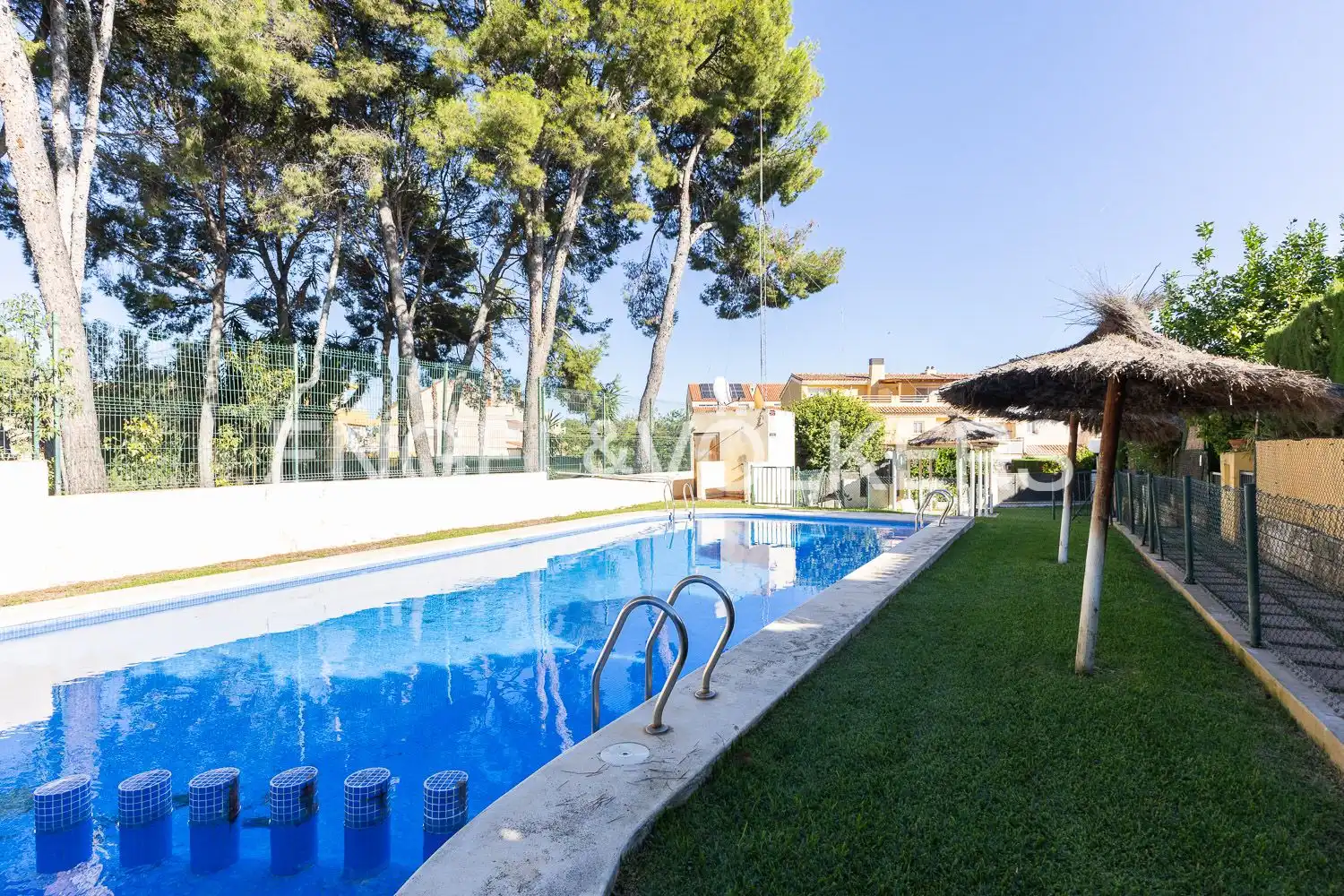 Piscina de Casa adosada de lloguer en Tavernes Blanques amb Aire condicionat, Calefacció i Jardí privat