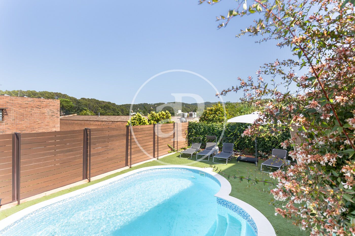 Piscina de Casa adosada en venda en Sant Cugat del Vallès amb Aire condicionat, Calefacció i Jardí privat