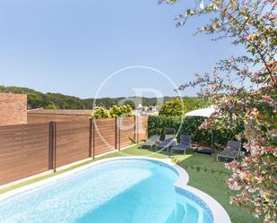 Piscina de Casa adosada en venda en Sant Cugat del Vallès amb Aire condicionat, Calefacció i Jardí privat