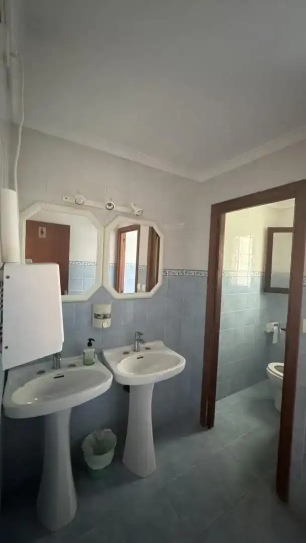 Badezimmer von Geschaftsraum zur Miete in Santa Eulària des Riu mit Klimaanlage