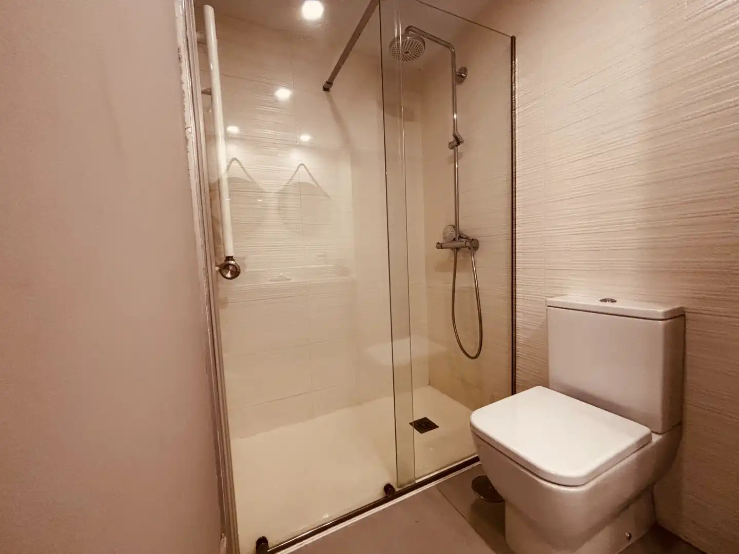 Baño de Piso en venta en Getafe con Aire acondicionado, Calefacción y Jardín privado