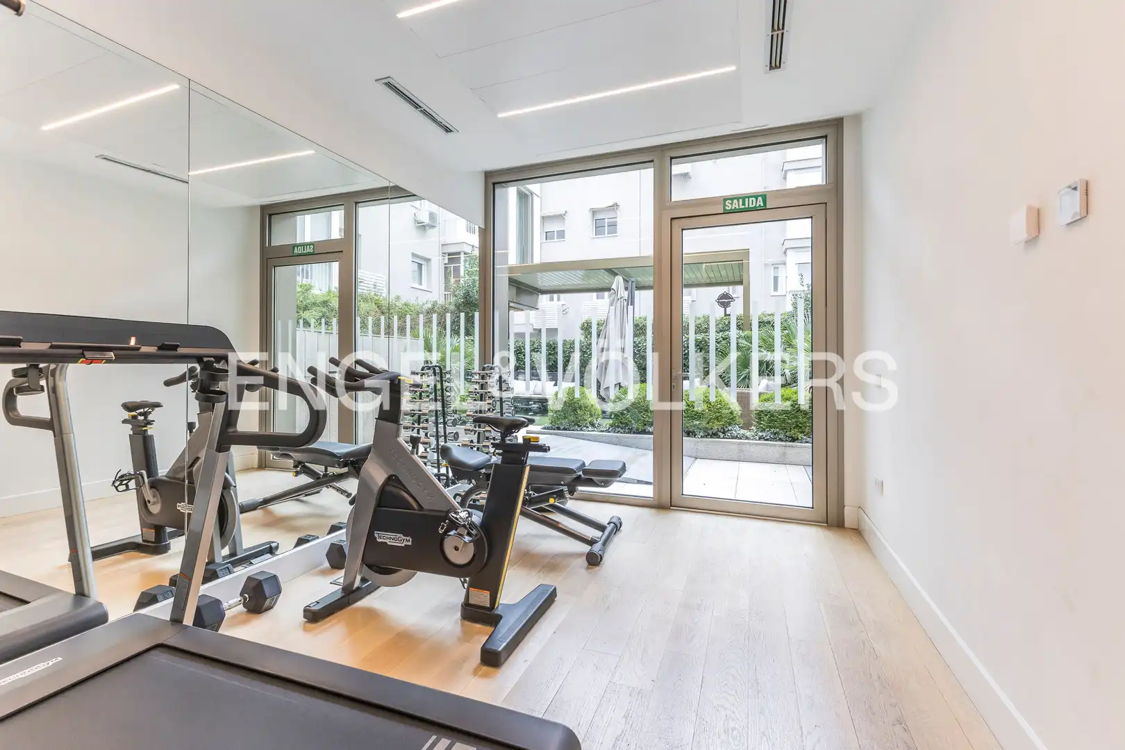 Terrassa de Apartament en venda en Madrid amb Calefacció, Jardí privat i Traster