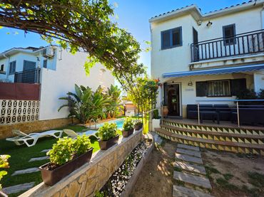 Casa aparellada amb piscina en venda a Avinguda Lluís Millet